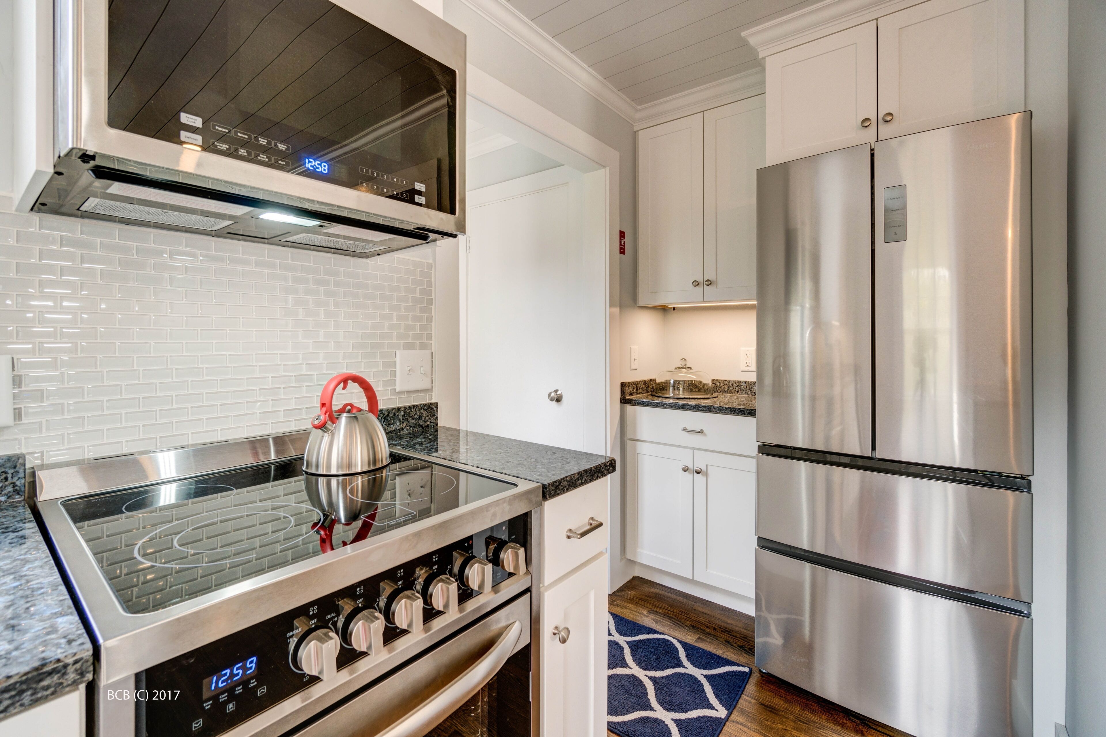 Charming Quissett Cottage - Private beach / Walk to the Knob!