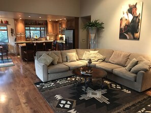 Smart-TV, peis, DVD-spiller og bøker