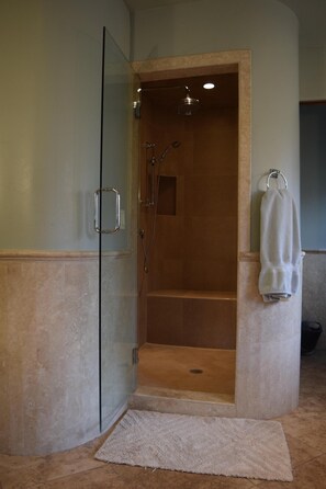 Combined shower/bathtub, jetted bath, hair dryer, heated floors - UPSCALE PRIVATE HOME, SPECTACULAR VIEWS, WALK TO TRAILS, HUGE DECK QUIET!!!! (Sedona)