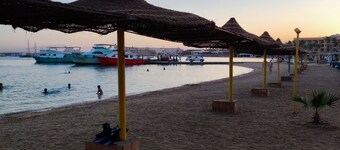 Private Villa with Pool&Garden. Entrance to Private Beach.