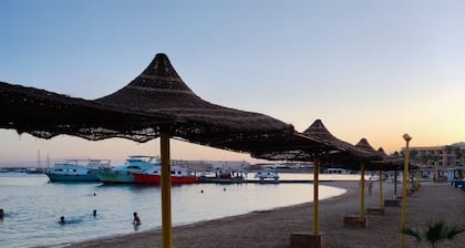 Private Villa mit Pool & Garten. Privater Strand