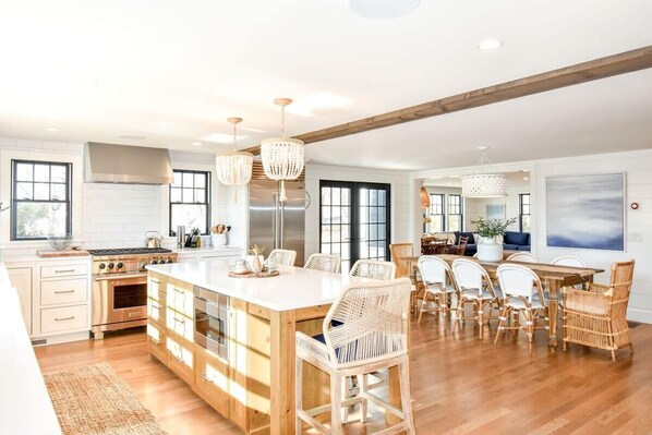 Jääkaappi, mikroaaltouuni, uuni, liesi