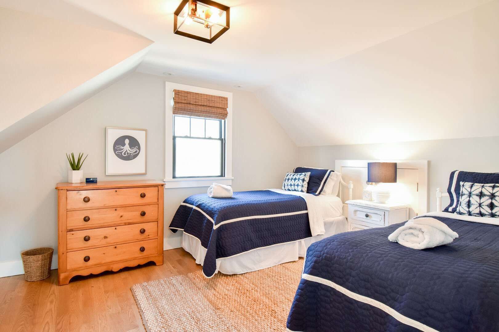 5 bedrooms, iron/ironing board, WiFi, bed sheets