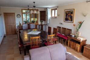 Dining - Luxurious Country Villa, large heated pool & professional kitchen, near Perugia (Castiglione della Valle)