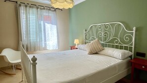 3 slaapkamers, een strijkplank/strijkijzer, beddengoed