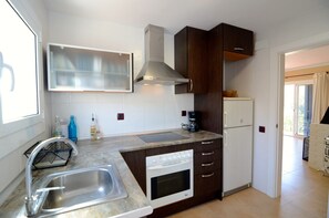 Kühlschrank, Mikrowelle, Ofen, Wasserkocher mit Kaffee-/Teezubehör