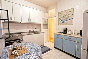 Fridge, microwave, oven, stovetop - Ribeira Smart Flat (Porto) (Porto)