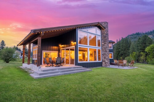 Family friendly lodge on the River, dog friendly.