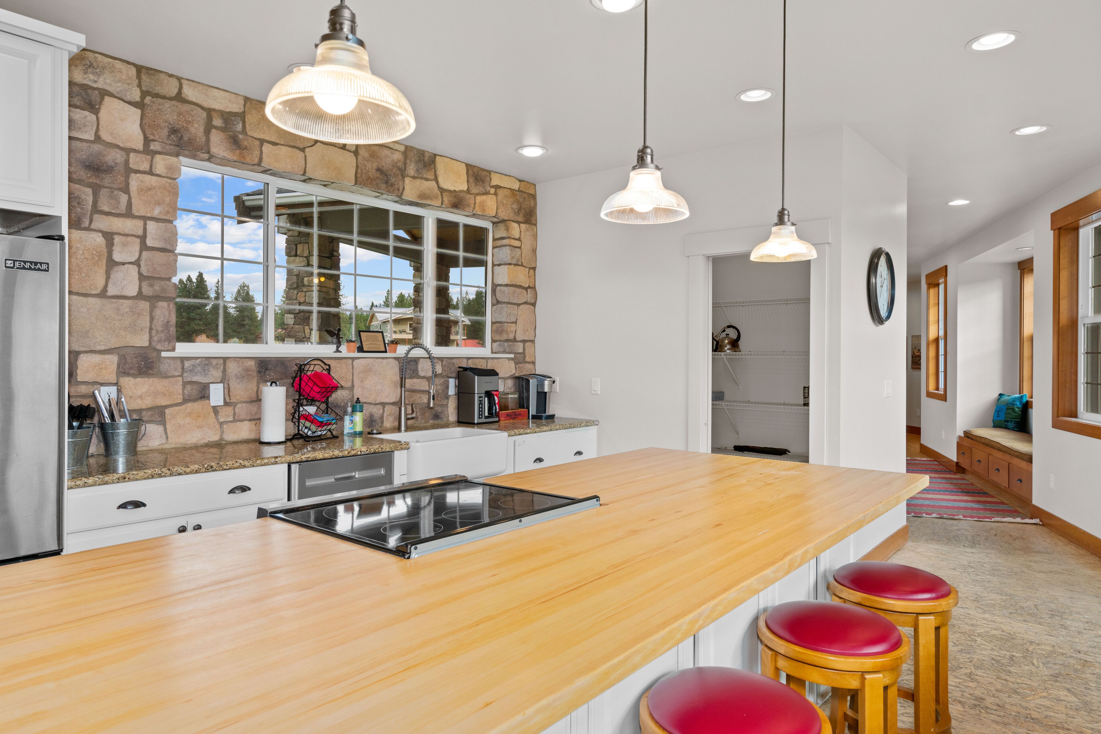 Family & Pet friendly lodge that sleeps up to 12 guests on the Wenatchee River