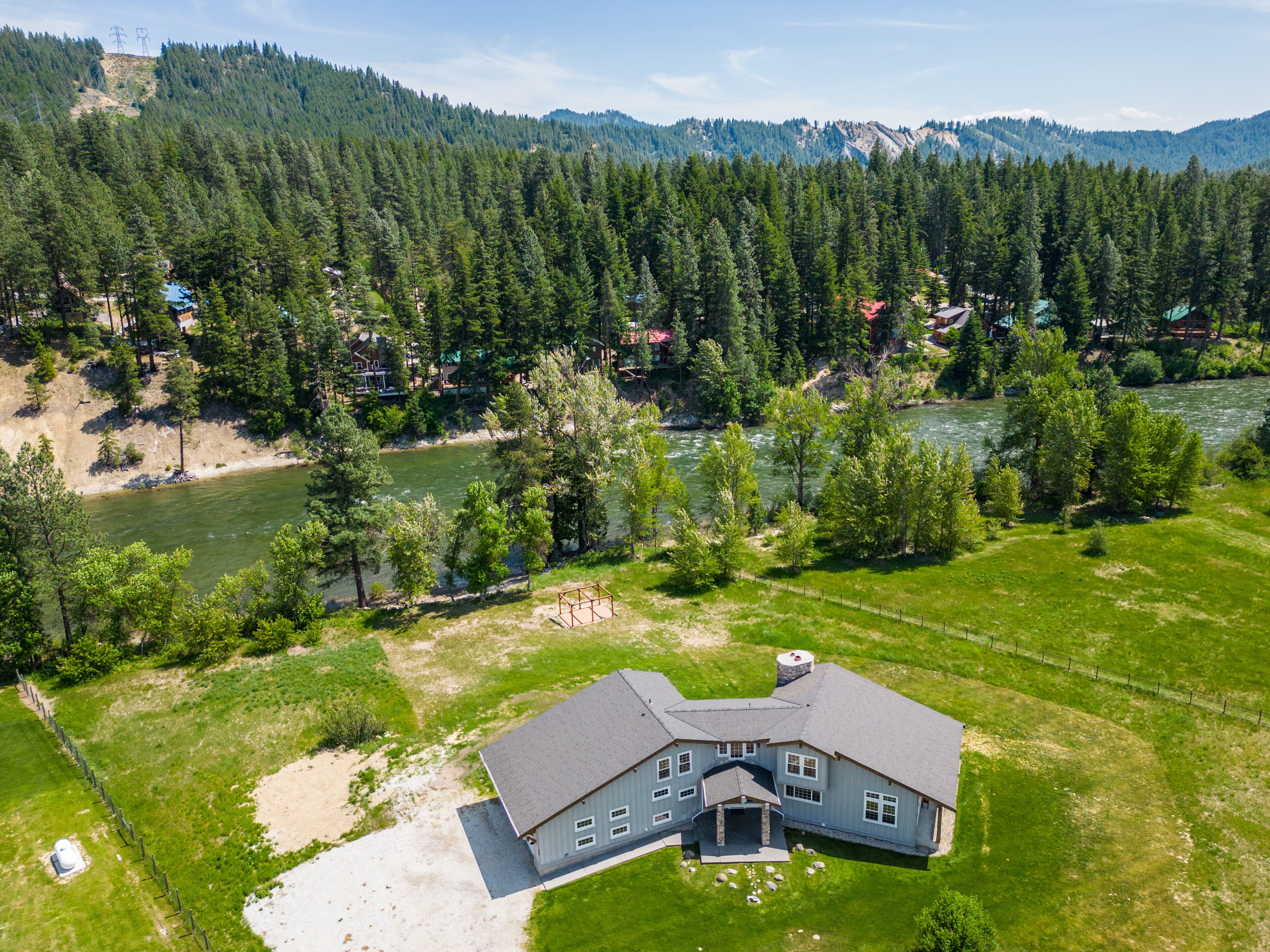 Family & Pet friendly lodge that sleeps up to 12 guests on the Wenatchee River