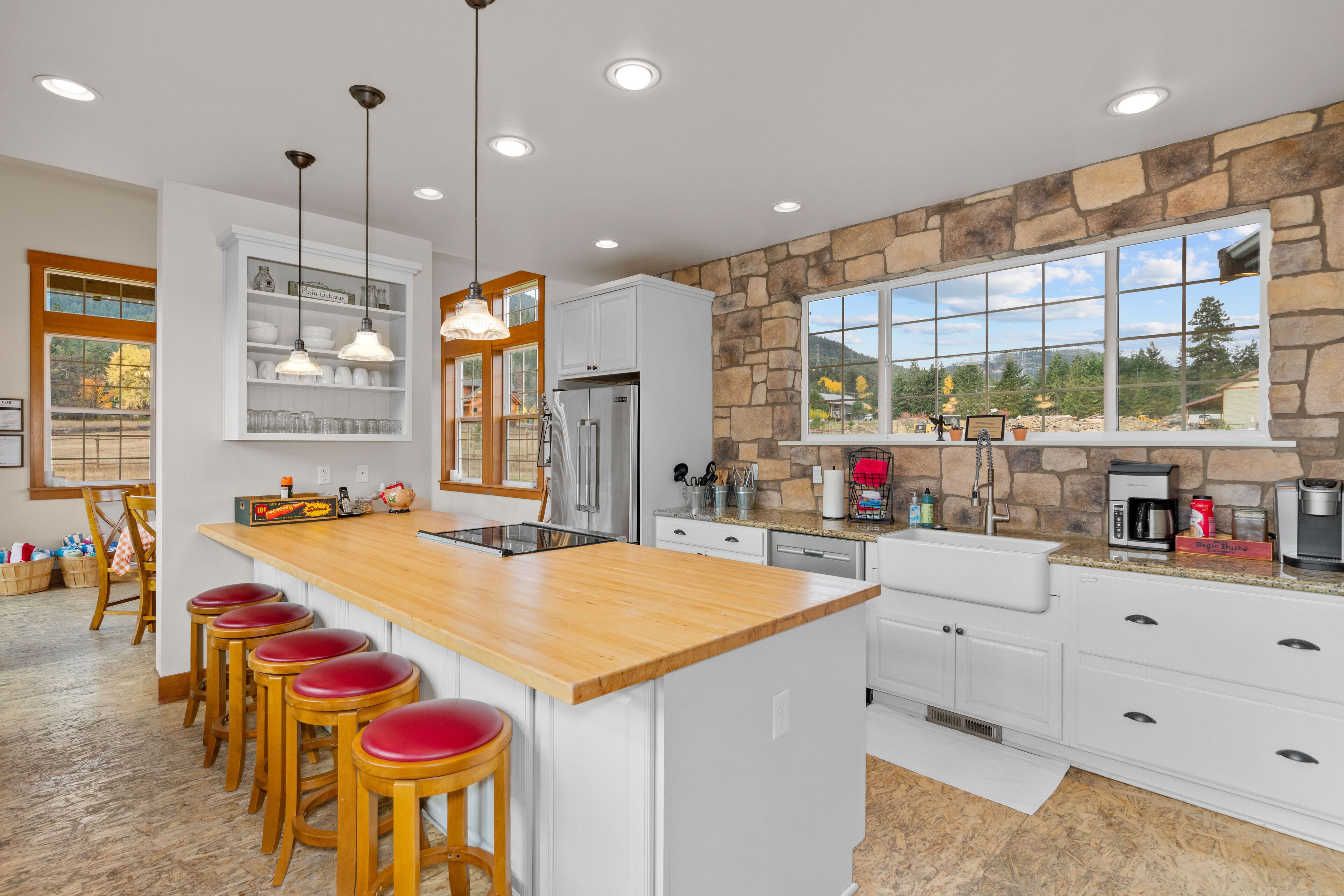 Family & Pet friendly lodge that sleeps up to 12 guests on the Wenatchee River