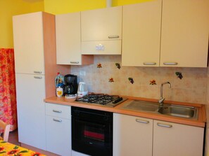Refrigerador, horno, parrilla de estufa y cafetera y tetera