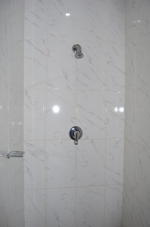 Kostenlose Toilettenartikel, Handtücher
