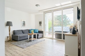 TV - Vacation apartment jetty Moba-travel (lübeck)