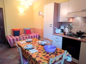 Kühlschrank, Ofen, Wasserkocher mit Kaffee-/Teezubehör, Toaster