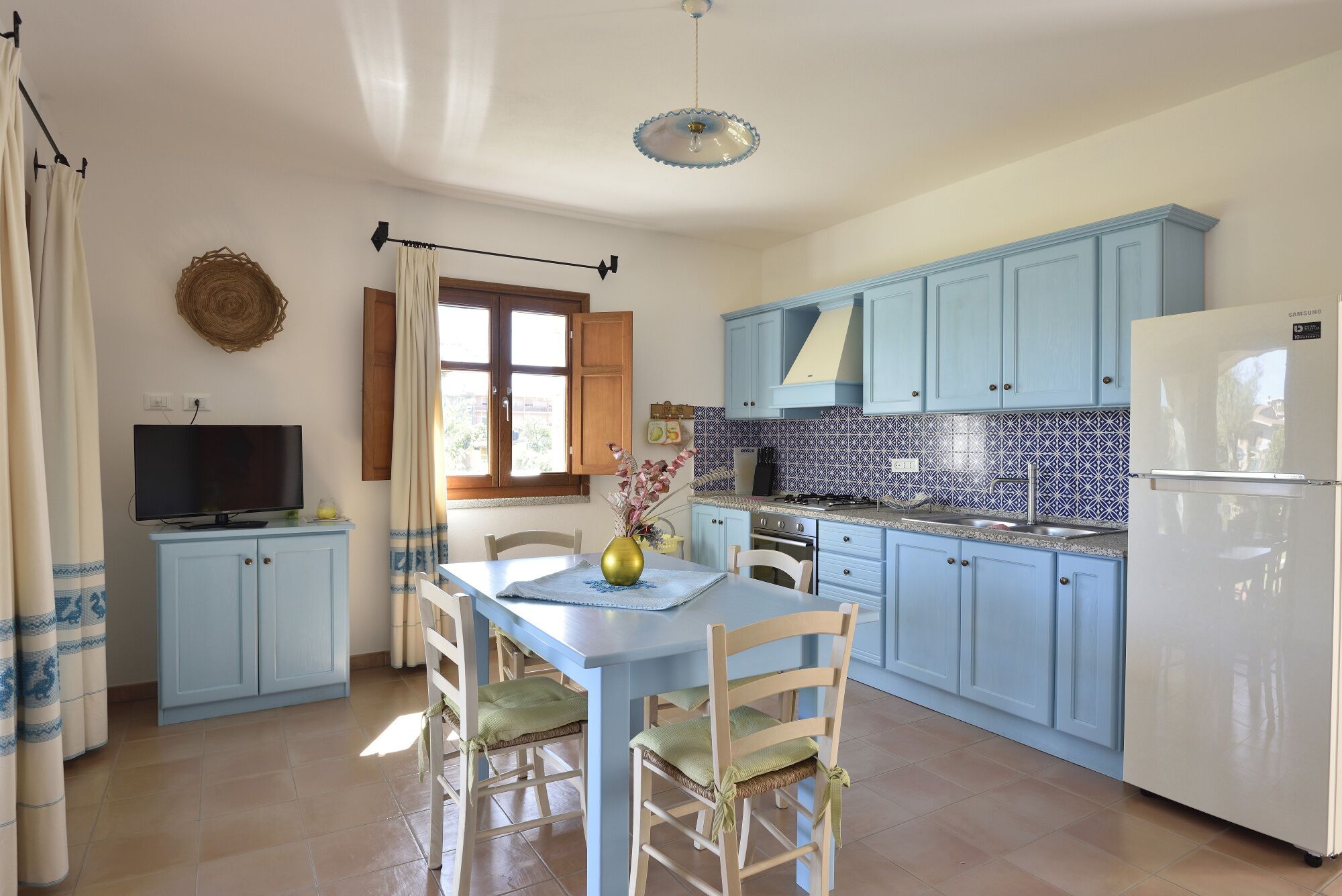 Villa Menhir. Mediterranean garden. Mountain view.