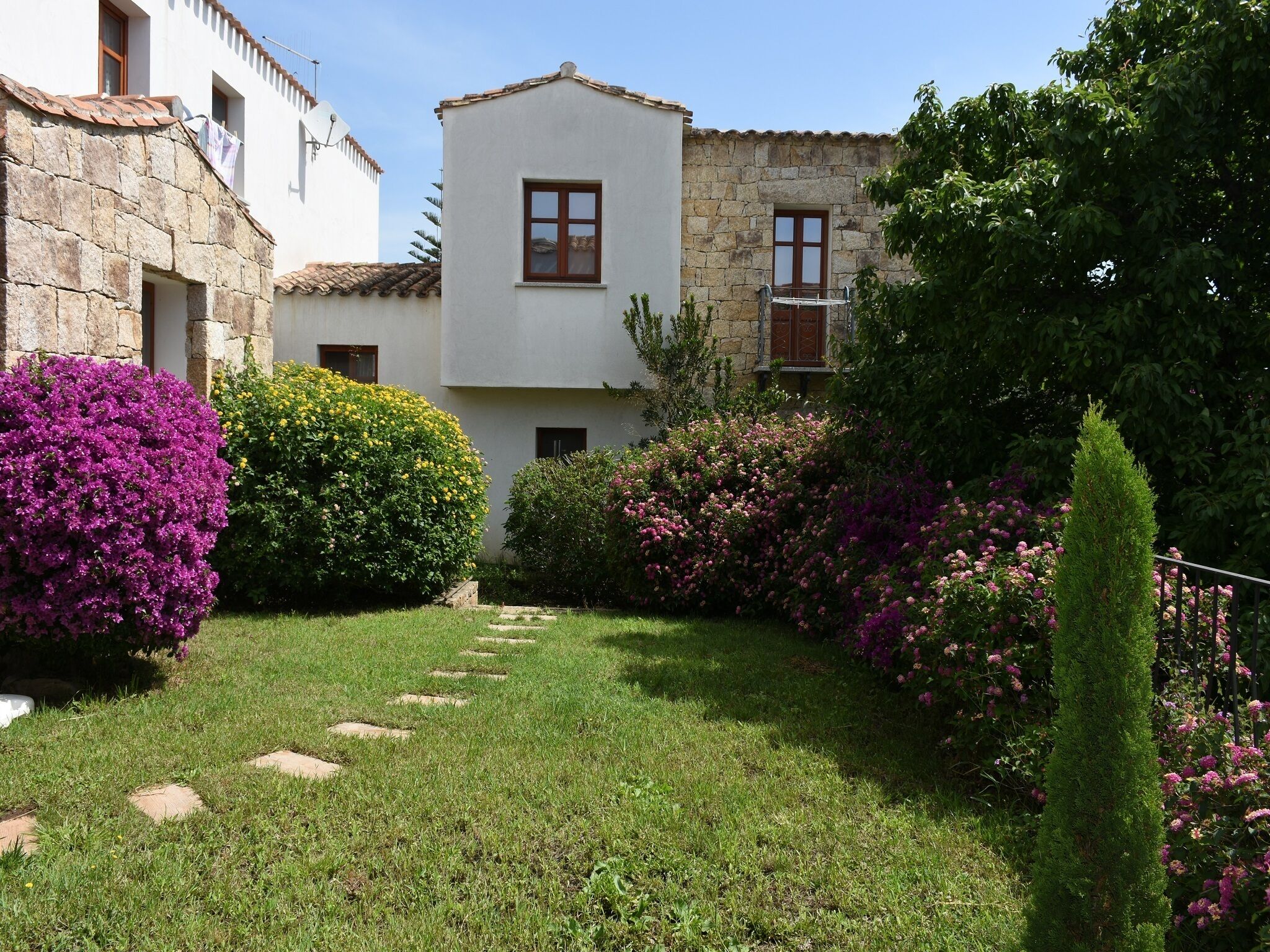 Villa Menhir. Mediterranean garden. Mountain view.