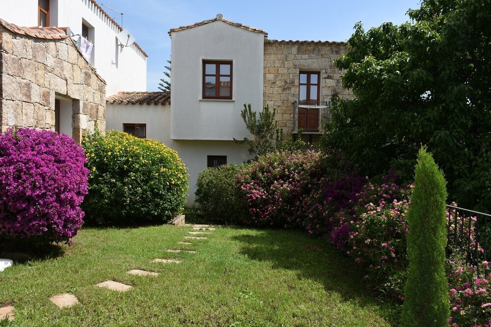 Villa Menhir. Mediterranean garden. Mountain view.
