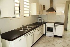 Kühlschrank, Ofen, Geschirrspüler, Wasserkocher mit Kaffee-/Teezubehör