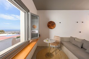 Double Deluxe Room with Side View | Safe på rommet, skrivebord og skrivebord for bærbar PC