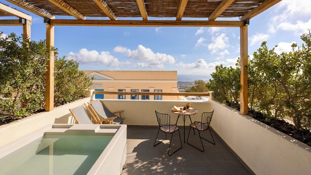 A rooftop terrace with a pool, two chairs, a table, and a pergola. - Lemon Suites Santorini (Santorini)
