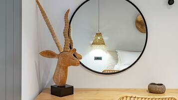 Suite with Spa Bath | Két bảo mật tại phòng, bàn, khu vực làm việc phù hợp cho laptop