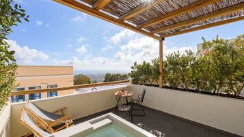 Suite with Spa Bath and Sea View | Hiên