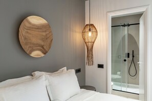 Double Deluxe Room with Side View | 客房內保險箱、書桌、筆電工作空間、遮光布/窗簾