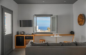 Double Deluxe Room with Side View | Wohnbereich | Flachbildfernseher