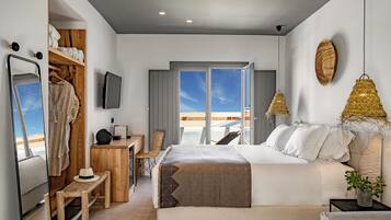 Queen Suite with Spa Bath | Két bảo mật tại phòng, bàn, khu vực làm việc phù hợp cho laptop