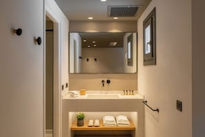 Shower, hydromassage showerhead, free toiletries, hair dryer