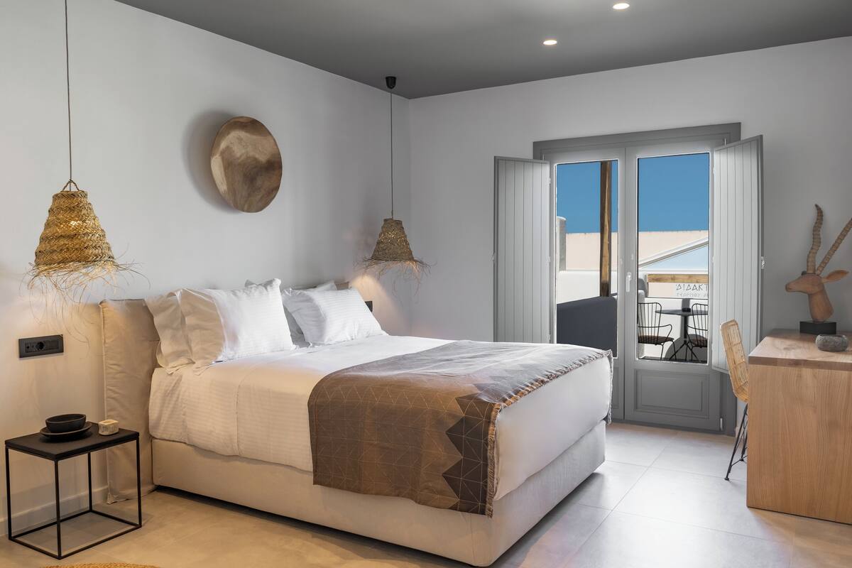 Suite with Spa Bath | In-room safe, desk, laptop workspace, blackout drapes