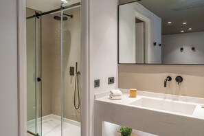 Shower, hydromassage showerhead, free toiletries, hair dryer - Lemon Suites Santorini (Santorini)