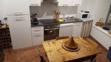 Een koelkast, een magnetron, een oven, een kookplaat