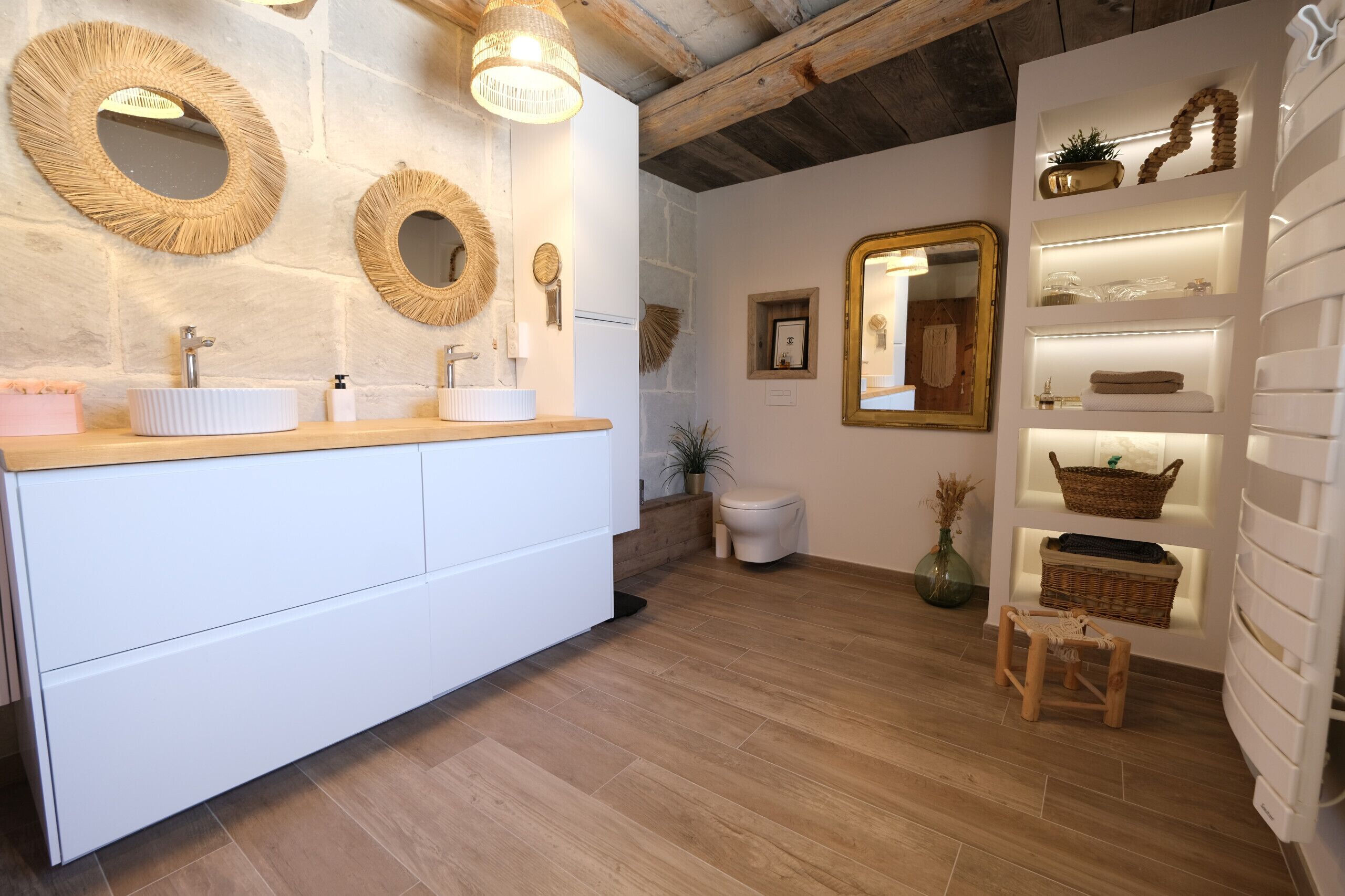 Combined shower/tub, hair dryer, towels