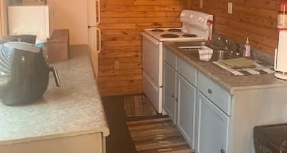 Beautiful 2 Bedroom + Loft cabin just off the water (Cabin #8)