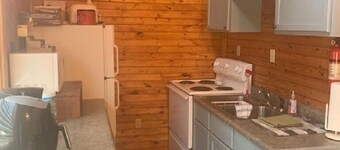 Beautiful 2 Bedroom + Loft cabin just off the water (Cabin #8)