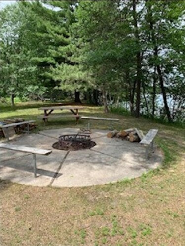 Kaunis 2 makuuhuoneen + parvella sijaitseva mökki aivan veden lähellä (mökki # 8)