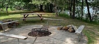 Beautiful 2 Bedroom + Loft cabin just off the water (Cabin #8)