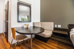 Desk, free WiFi, bed sheets - Motel 6 Corpus Christi, TX (Corpus Christi)