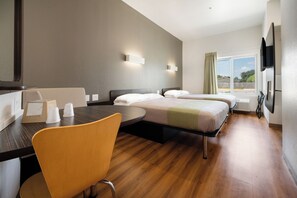 Desk, free WiFi, bed sheets - Motel 6 Corpus Christi, TX (Corpus Christi)