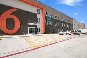 Property entrance - Motel 6 Corpus Christi, TX (Corpus Christi)