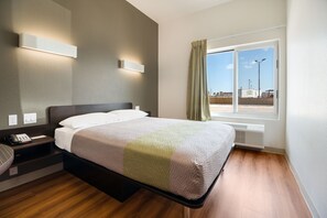 Escritorio, wifi gratis y ropa de cama