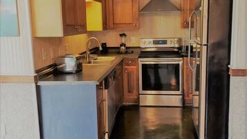 Microwave, oven, dishwasher, coffee/tea maker