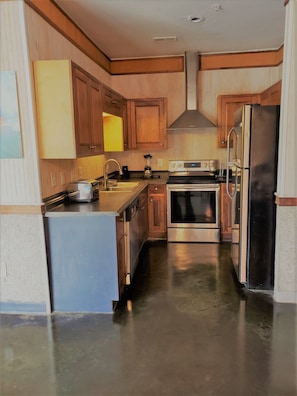 Microwave, oven, dishwasher, coffee/tea maker