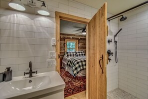 Een douche, een haardroger, handdoeken, zeep
