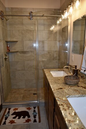 Combined shower/bathtub, hair dryer, towels, shampoo