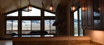 Yellowstone Northern Views -- Gorgeous Home. One mile to Yellowstone!