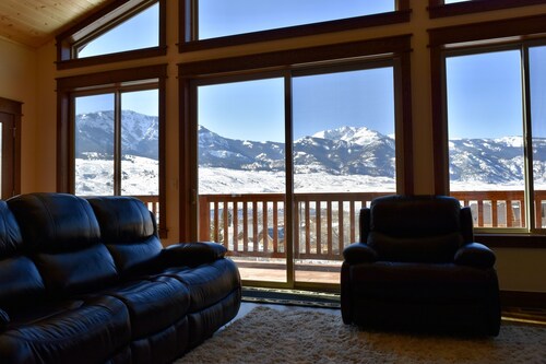 Yellowstone Northern Views -- Gorgeous Home. One mile to Yellowstone!