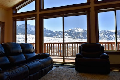 Yellowstone Northern Views -- Gorgeous Home. One mile to Yellowstone!